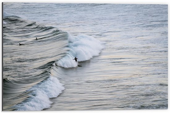 Dibond - Surfers in de Zee - 60x40cm Foto op Aluminium (Met Ophangsysteem)