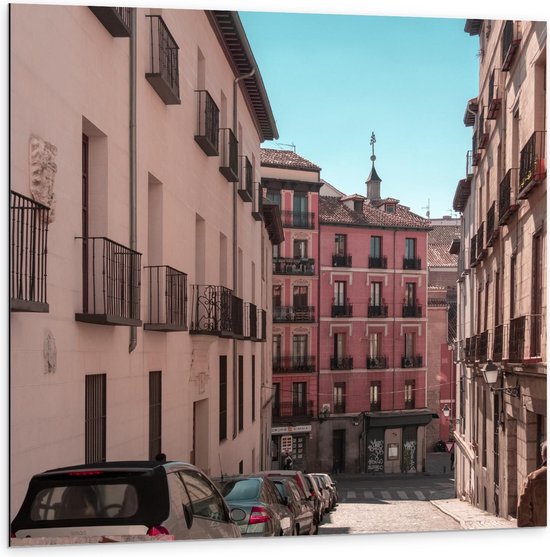 Dibond - Roze Huisjes in Plaza Mayor Roze - Spanje - 100x100cm Foto op Aluminium (Wanddecoratie van metaal)
