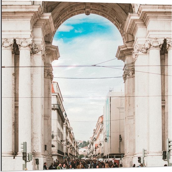 Dibond - Praça do Comércio met veel Mensen - Portugal  - 80x80cm Foto op Aluminium (Wanddecoratie van metaal)