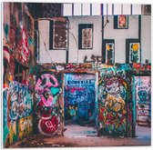 Forex - Muren vol met Graffiti in Gebouw - 50x50cm Foto op Forex