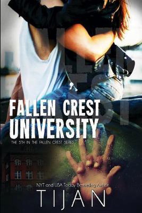 Boekomslag: Twee personen omhelzen elkaar, met de titel 'FALLEN CREST UNIVERSITY' erop.