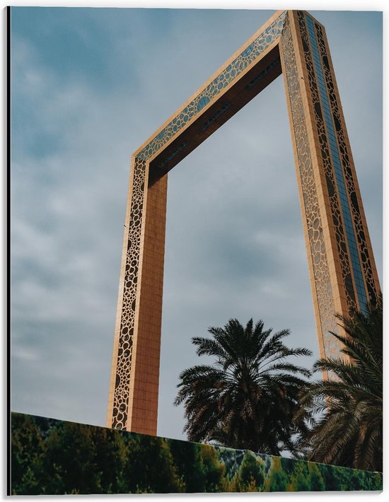 Dibond - Monument in Dubai  - 30x40cm Foto op Aluminium (Met Ophangsysteem)