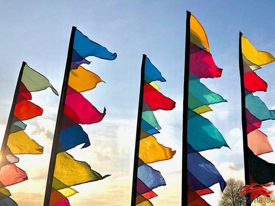 Ibiza Flags| handmade| gekleurde beachflag| festival vlag| gekleurde beach vlag| 3.90m| demonteerbaar| 3-delige mastenset| grondpin| opbergtas| vlag met kleuren| tuin vlag| feestvlag| feestdecoratie| hoge vlag| aankleding| event styling| winkel vlag - Ibiza Flags