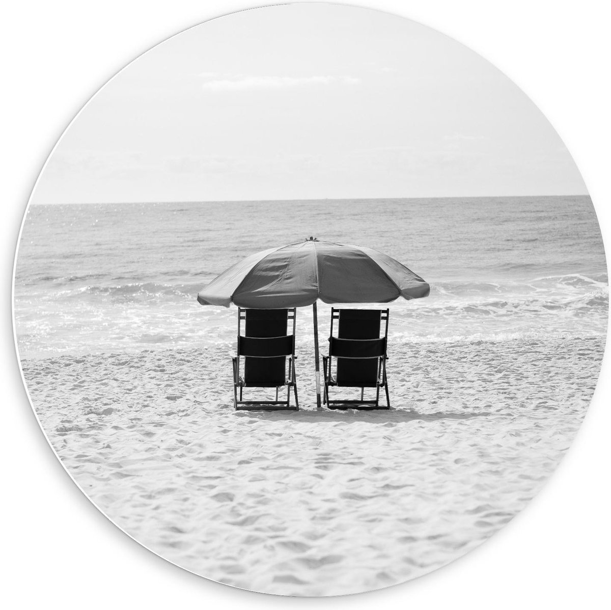 Forex Wandcirkel - Stoeltjes op het Strand met Parasol (zwart/wit) - 60x60cm Foto op Wandcirkel (met ophangsysteem)