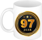 97 jaar cadeau mok / beker medaille goud zwart voor verjaardag/ jubileum