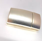 Magneet sluiting 2-delig sterk half rond in mat licht goudkleur is een juweel om op je leer armband te zetten.