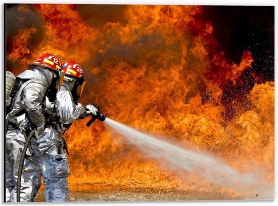 Dibond - Brandweermannen in Zilveren Pakken Blussen Vuur - 40x30cm Foto op Aluminium (Wanddecoratie van metaal)