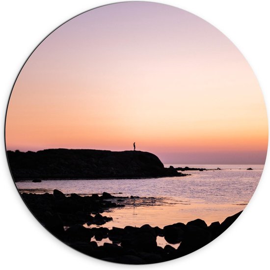 Dibond Wandcirkel - Rotsen op het Strand met Zonsondergang - 70x70cm Foto op Aluminium Wandcirkel (met ophangsysteem)