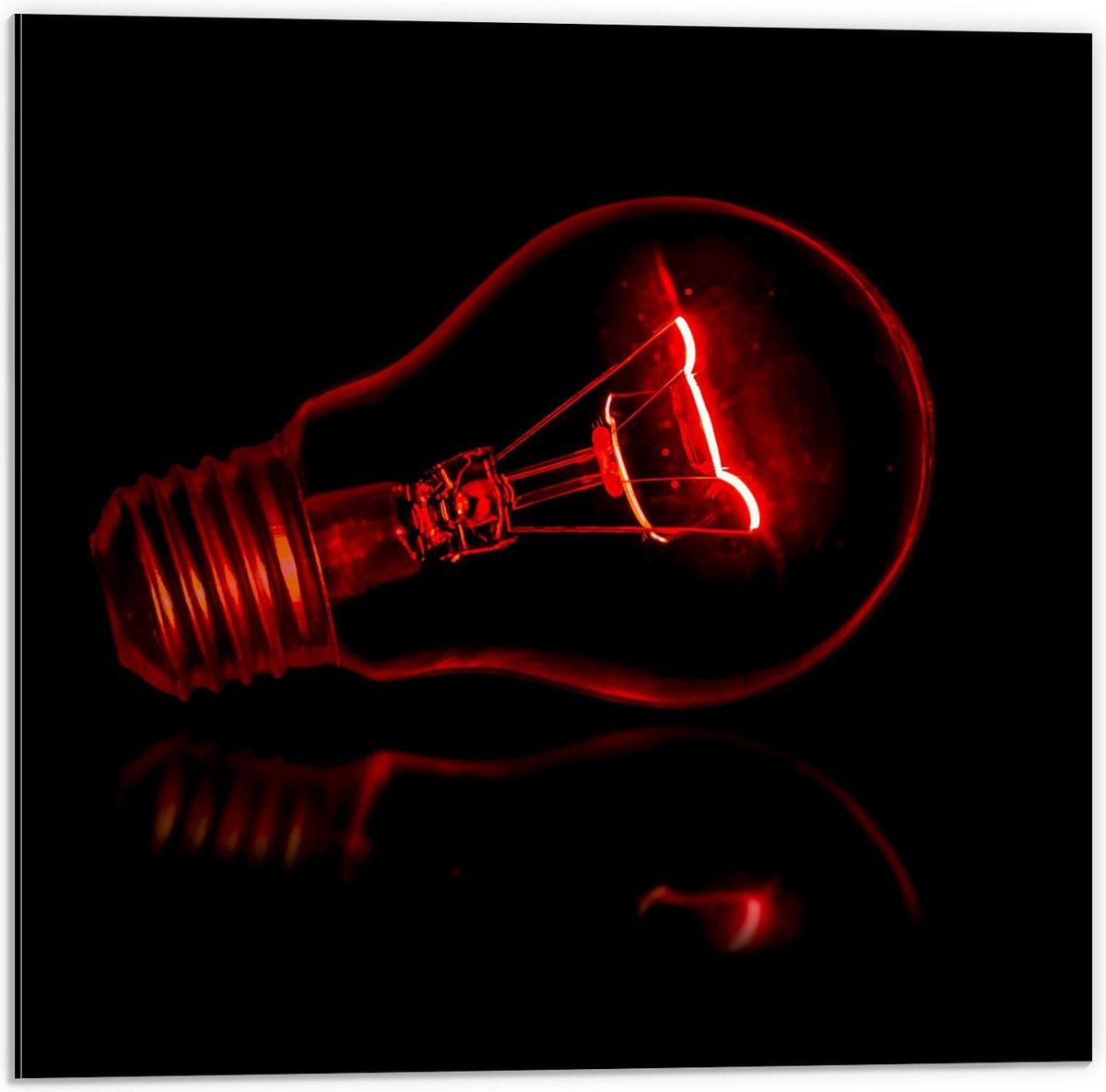 Dibond - Rode Gloeilamp op Zwarte Achtergrond - 50x50cm Foto op Aluminium (Wanddecoratie v