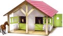 Houten paardenstal met roze dak, groene luiken en deuren. Twee paardenkoppen kijken uit de boxen.