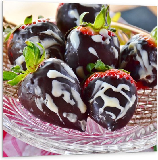 Forex - Chocolade Aardbeien in een Mandje - 100x100cm Foto op Forex