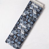 Stof blauw satijnkatoen stretch met zwart en wit snakeskin