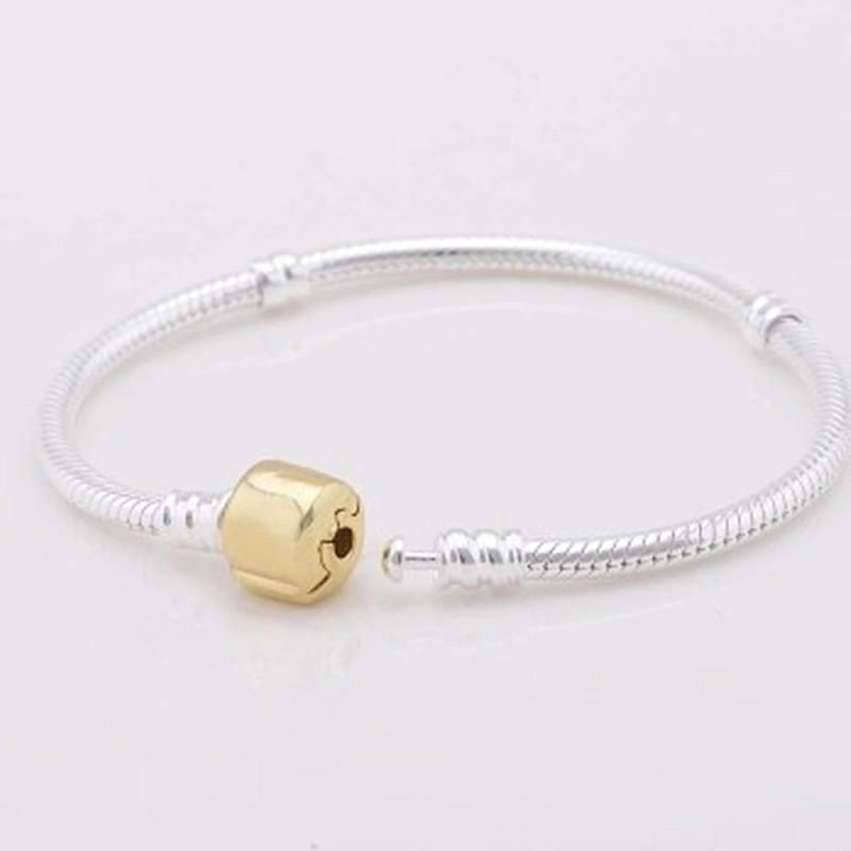 Fler® | Bedelarmband dames zilver | 925 Zilver Bedelarmbanden | geschikt voor alle populaire bedelcollecties (standaard - 3mm) | Gouden Vlindersluiting | Kerstcadeau | Sinterklaas kado | Valentijnsdag cadeau | Elegante dames armband | Maat: 18