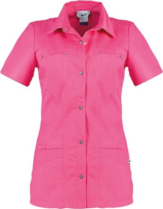 Korte roze werkjas met knopen en twee borstzakken.