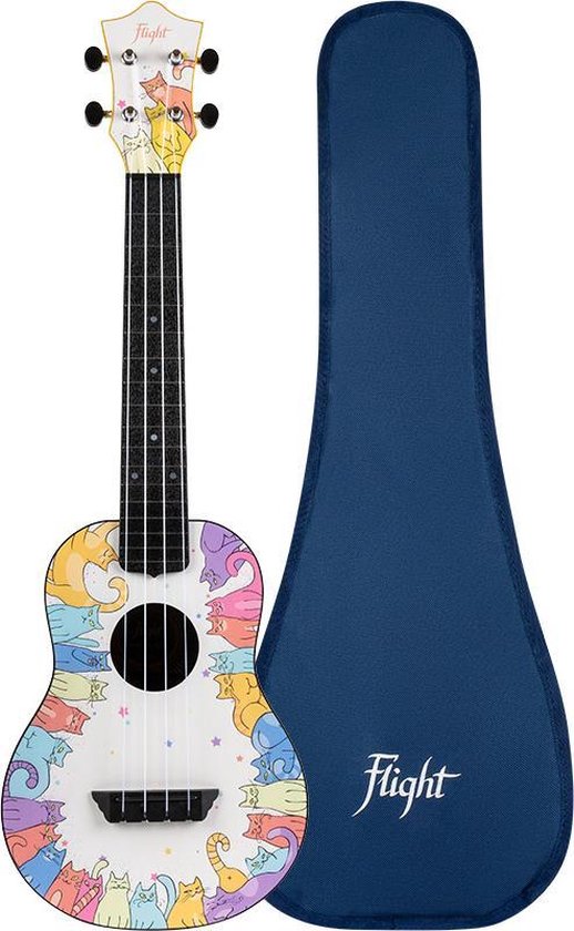 Witte concertukulele met kattenprint, naast een donkerblauwe draagtas met Flight logo.