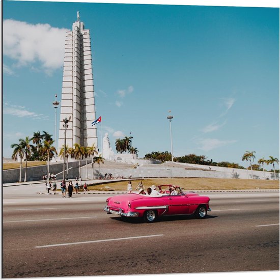 Dibond - Mooie Rode Auto in Cuba - 80x80cm Foto op Aluminium (Met Ophangsysteem)