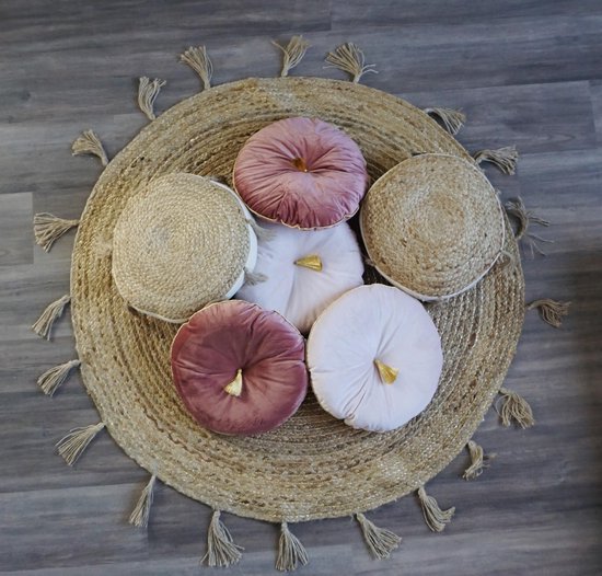 Cinq coussins ronds: deux en velours vieux rose, deux en velours blanc cassé, et un coussin en jute.