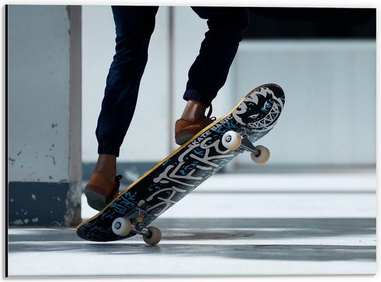 Dibond - Skateboarden met Gele Schoenen - 40x30cm Foto op Aluminium (Met Ophangsysteem)