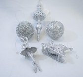 Set 5 diverse kerstballen/hangers. Zilver glitter, circa. Ø 7 cm, kunststof
