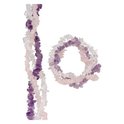 Paarse, witte en roze armbanden met steentjes, los en opgerold.
