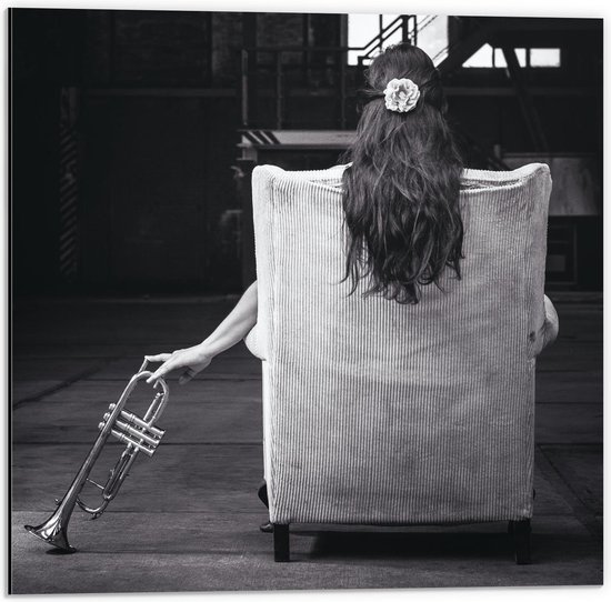 Dibond - Meisje met Trompet in Stoel (zwart/wit) - 50x50cm Foto op Aluminium (Wanddecoratie van metaal)