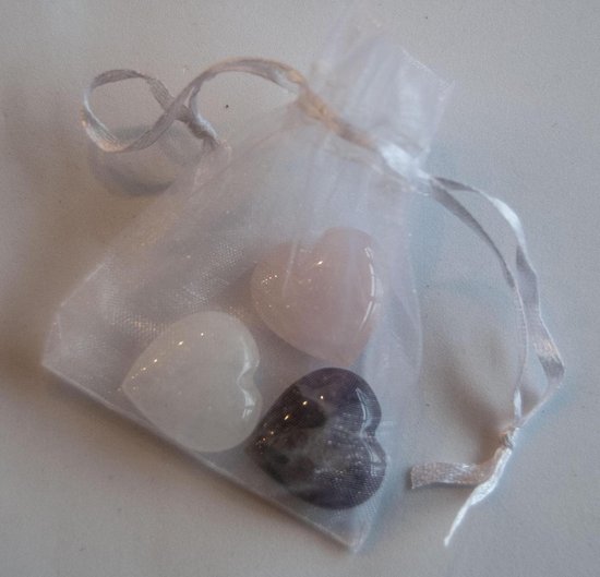 Coeurs de pierres précieuses triangle d'or. améthyste, cristal de roche et quartz rose.