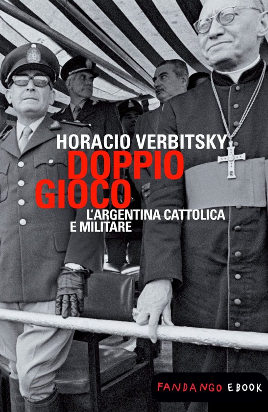 Boekcover met Horacio Verbitsky's 'Doppio Gioco. L'Argentina Cattolica E Militare'. Beeld van militairen en een geestelijke.