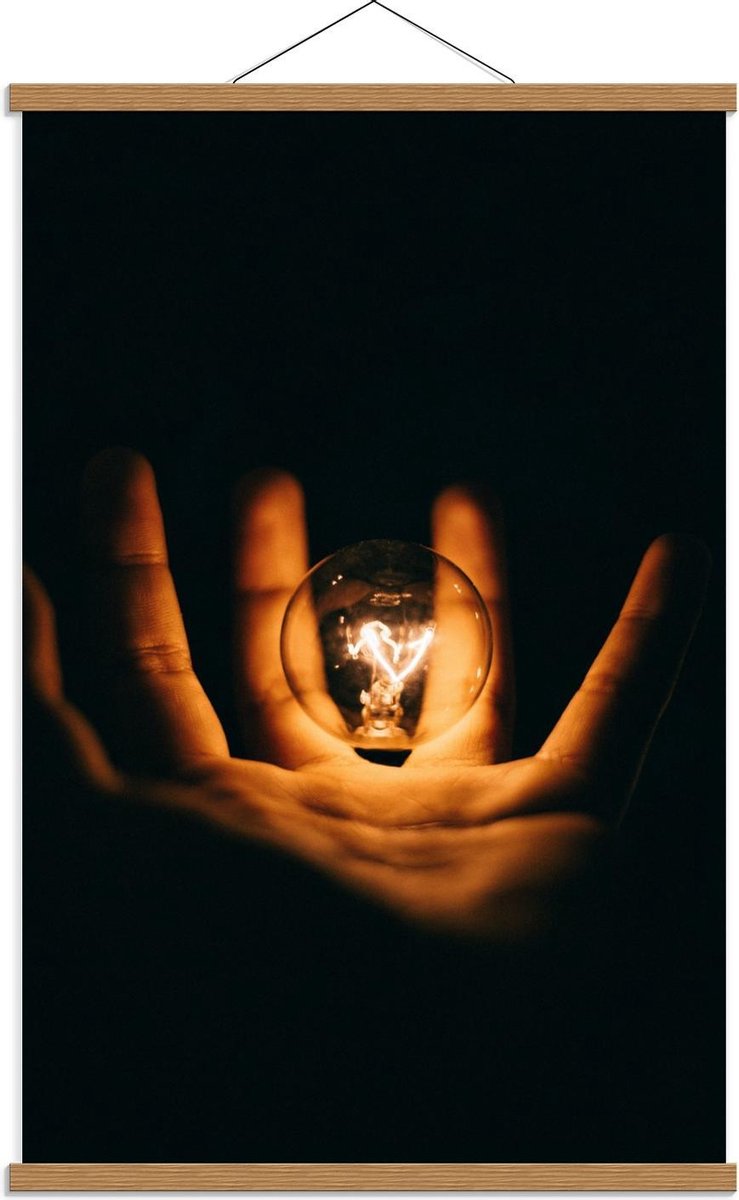 Schoolplaat – Lichtgevende Gloeilamp in Handen met Zwarte Achtergrond - 60x90cm Foto op Te