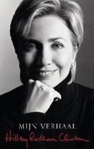 Boekomslag van "Mijn verhaal" met een portret van Hillary Rodham Clinton. De tekst "MIJN VERHAAL" staat boven haar handtekening.