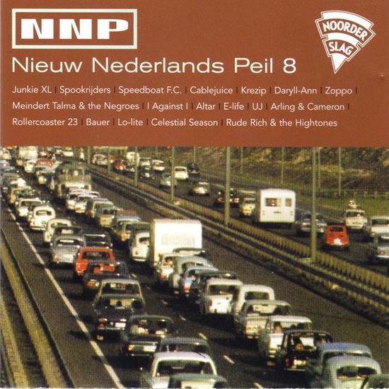 Albumhoes met verkeersopstopping op een snelweg. Titel: NNP Nieuw Nederlands Peil 8.