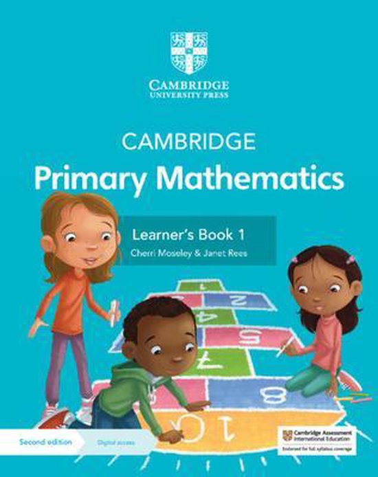 Cambridge Primary Mathematics Learner's Book 1, tweede editie, met digitale toegang. Drie kinderen spelen tikkertje op een vrolijk gekleurd plein.