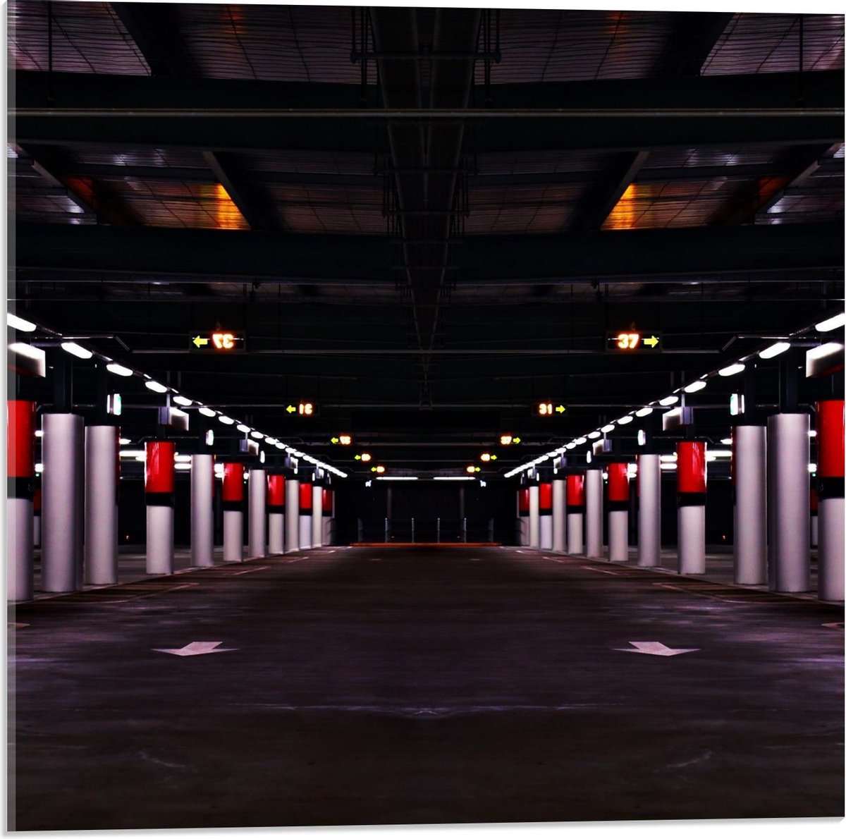 Acrylglas - Parkeergarage met Rode Palen - 50x50cm Foto op Acrylglas (Wanddecoratie op Acr