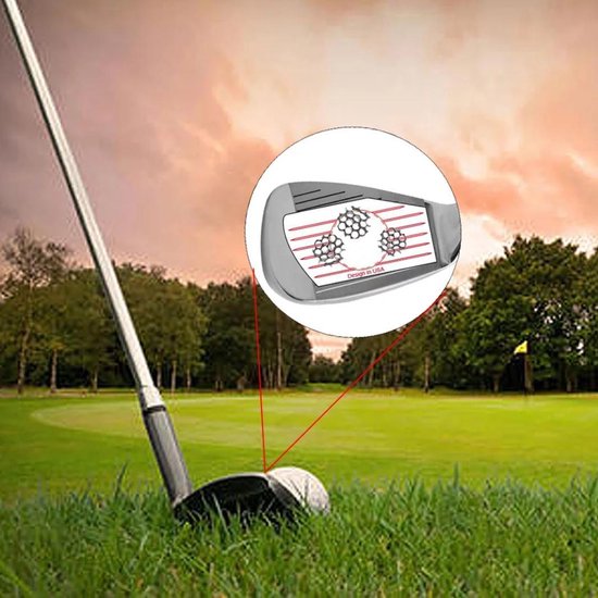 Golfclub op grasveld met detail van clubblad met drie hexagonale patronen en 'Design in USA'.