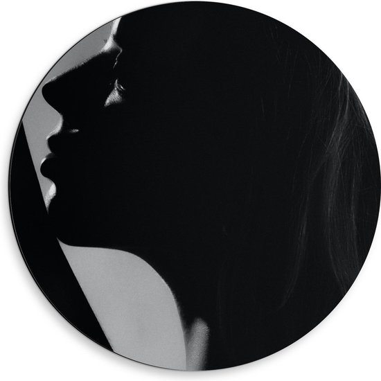 Dibond Wandcirkel - Vrouwelijk Gezicht (zwart/wit) - 50x50cm Foto op Aluminium Wandcirkel (met ophangsysteem)