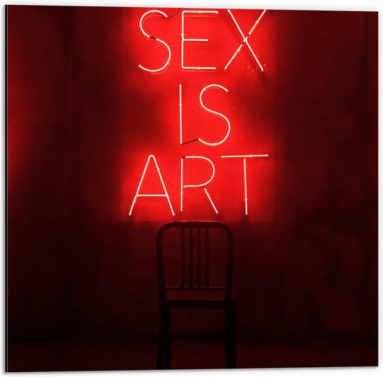 Dibond - ''Sex is Art'' Rode Letters met Stoel - 50x50cm Foto op Aluminium (Met Ophangsysteem)