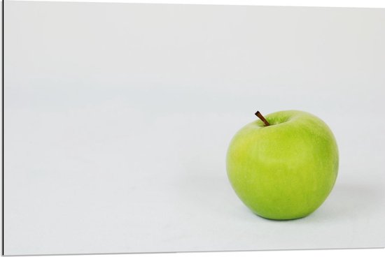 Dibond - Groene Appel met Witte Achtergrond - 90x60cm Foto op Aluminium (Met Ophangsysteem)