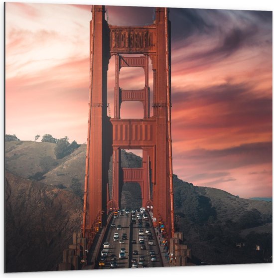 Dibond - Golden Gate Bridge met Auto's - California - Amerika - 100x100cm Foto op Aluminium (Met Ophangsysteem)