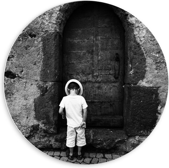Forex Wandcirkel - Kind bij gebouw (zwart/wit) - 60x60cm Foto op Wandcirkel (met ophangsysteem)