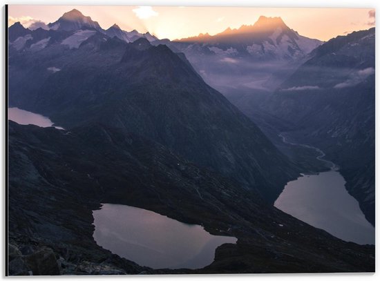 Dibond - Mooie Bergen met Zonsondergang - 40x30cm Foto op Aluminium (Met Ophangsysteem)