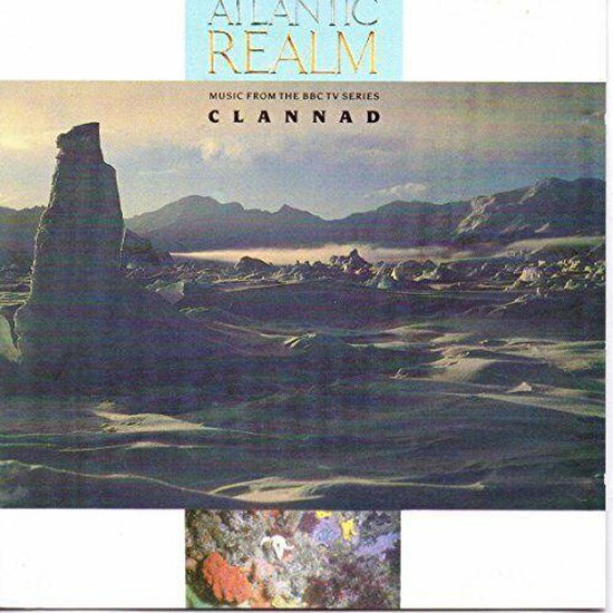 Albumhoes met de titel "ATLANTIC REALM" van CLANNAD. Een bevroren landschap met bergen op de achtergrond.
