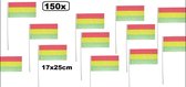 150x Vlaggetje 50 cm. op stok rood/geel/groen 17 x 25 cm - Carnaval thema feest vlag stok vlaggen festival zwaai
