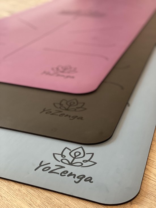 Gestapelde yogamatten in roze, grijs en lichtblauw met lotusbloem-logo.