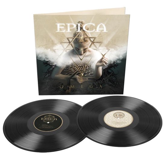 De EPICA 'Omega' 2LP: een hoes met een jonge vrouw in een labyrint, twee zwarte vinylplaten.
