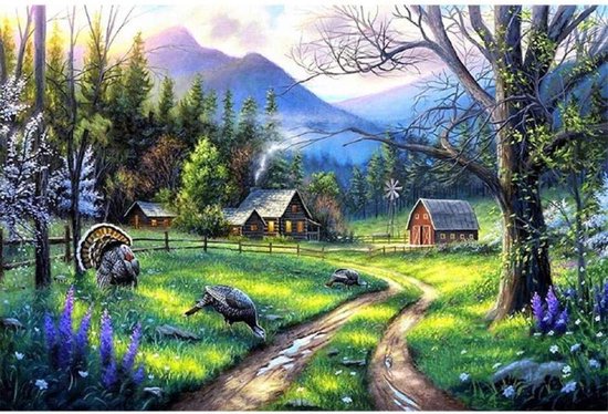 Ferme rustique avec une grange et des maisons, montagnes en arrière-plan, deux dindons dans un pré.