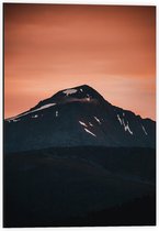 Dibond - Berg onder Roze Lucht - 40x60cm Foto op Aluminium (Wanddecoratie van metaal)