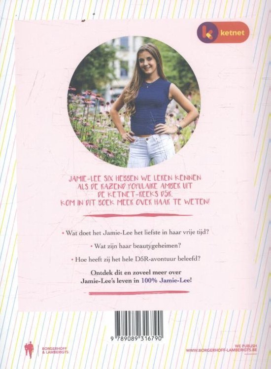 Jamie-Lee draagt een blauw topje en een lichte jeans, met tekst over het boek.