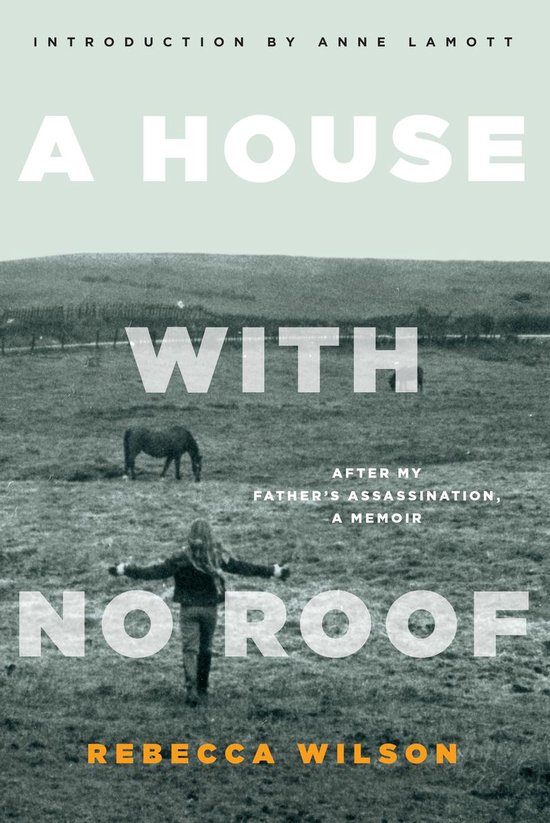 Une femme aux bras écartés se tient dans un champ avec un cheval en arrière-plan. Le texte dit 'A HOUSE WITH NO ROOF'.