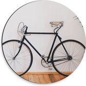 Dibond Wandcirkel - Wielrenfiets tegen Witte Muur - 30x30cm Foto op Aluminium Wandcirkel (met ophangsysteem)