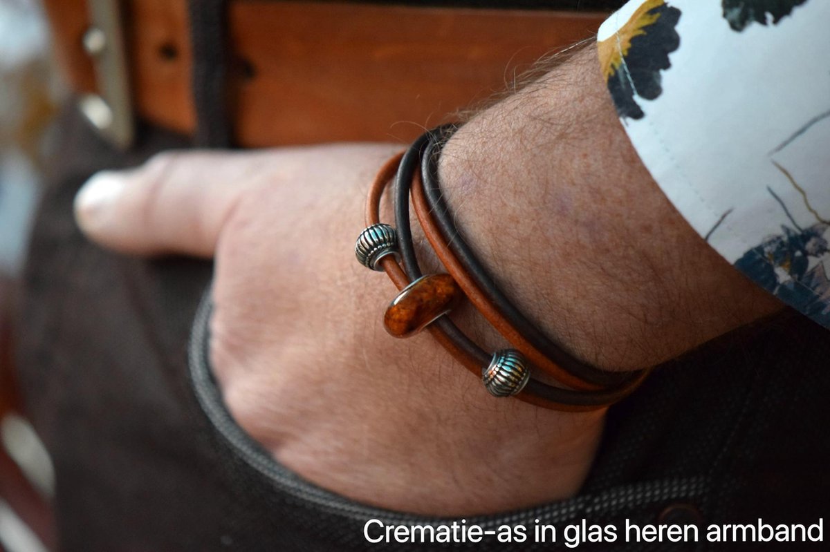Crematie-as heren sieraad- leren heren armband met unieke glasbedel waar  crematie-as... | bol.com
