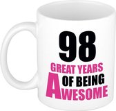 98 great years of being awesome cadeau mok / beker wit en roze